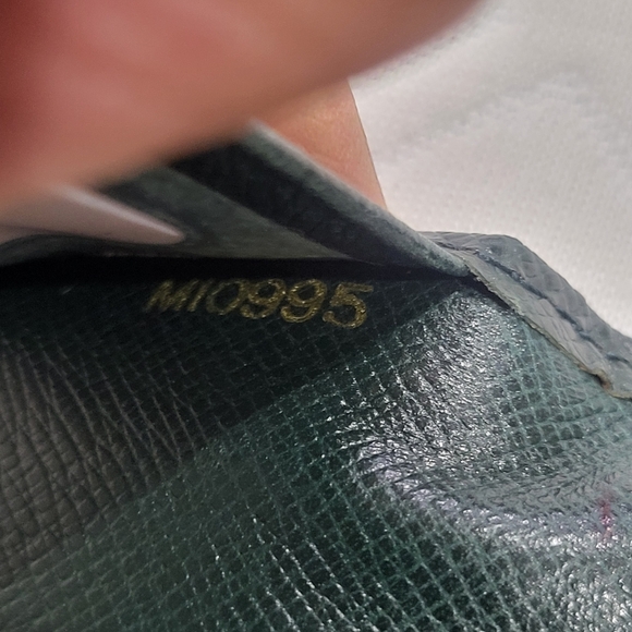 Louis Vuitton Taiga Cardholder..Like New Condition.. W/COA!!! - Picture 7 of 12